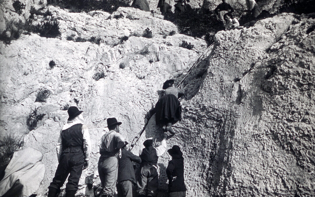 Un groupe d’excursionnistes dans la corniche de la Mounine (massif des calanques de Marseille)