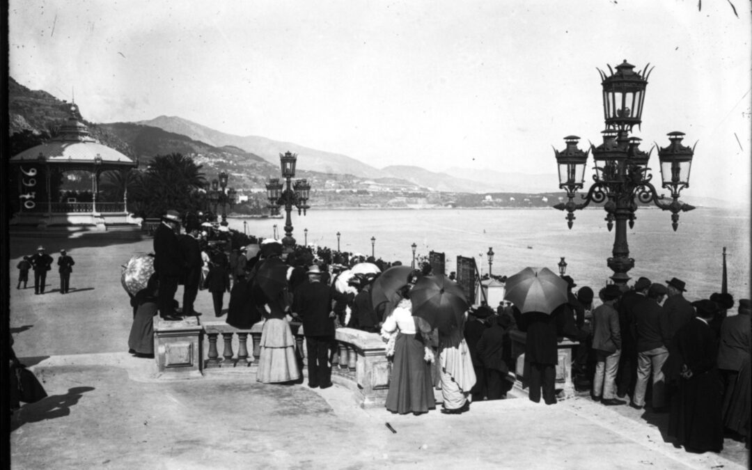 Public sur une terrasse pendant le Championnat de la mer