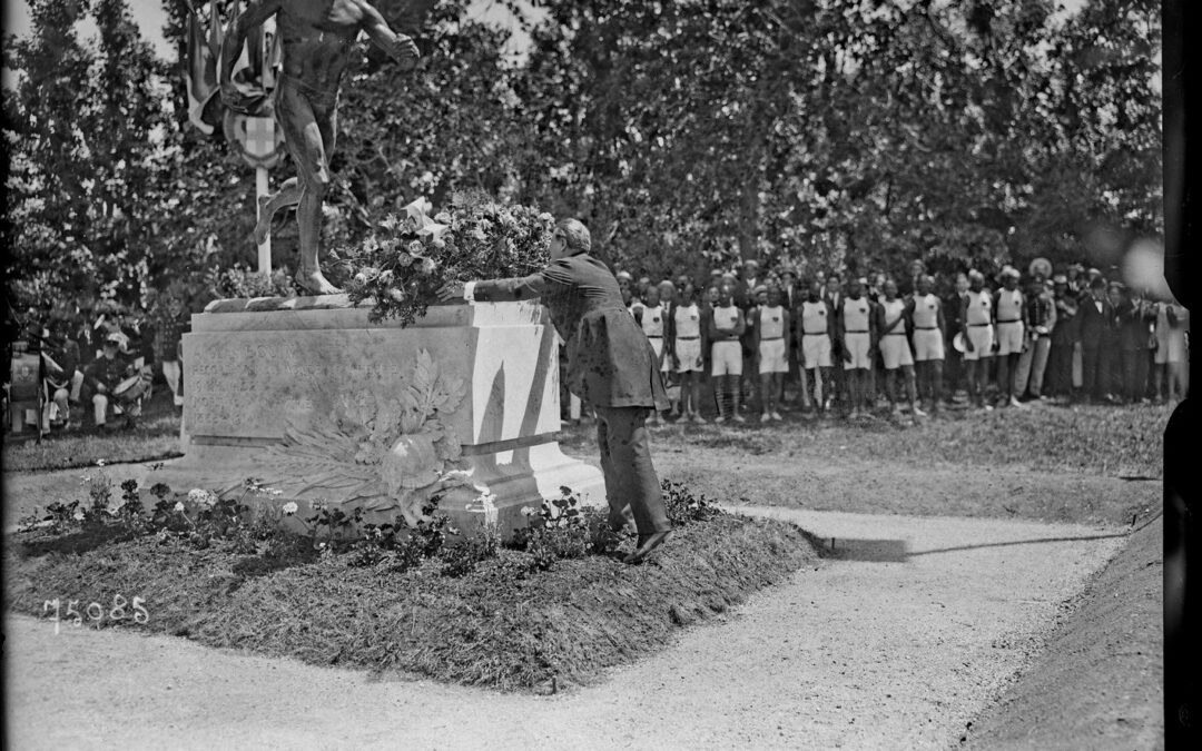 Henry Paté dépose des fleurs au monument Jean Bouin