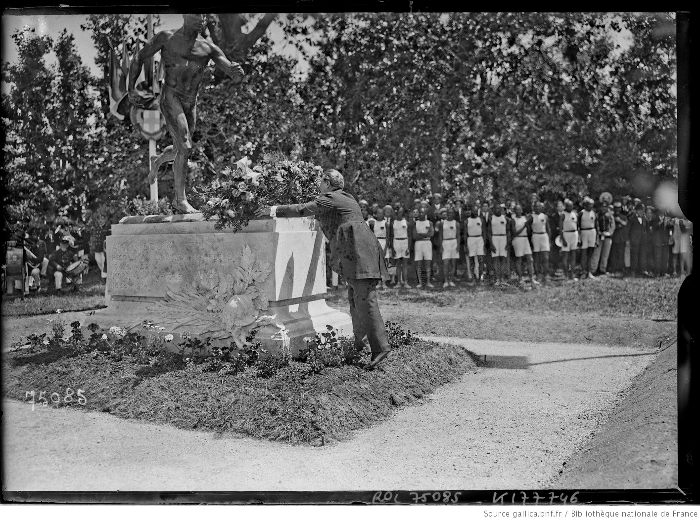 Henry Paté dépose des fleurs au monument Jean Bouin