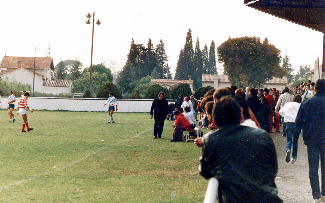 Devant les tribunes