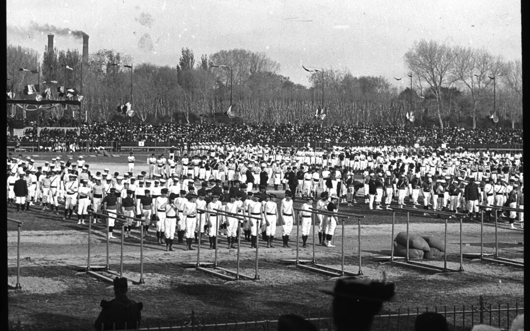 Parade des gymnastes rassemblés sur la pelouse