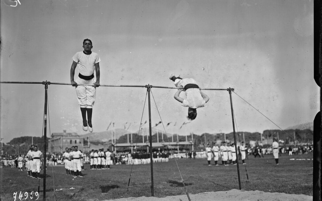Enfants de Trambouse à la barre fixe