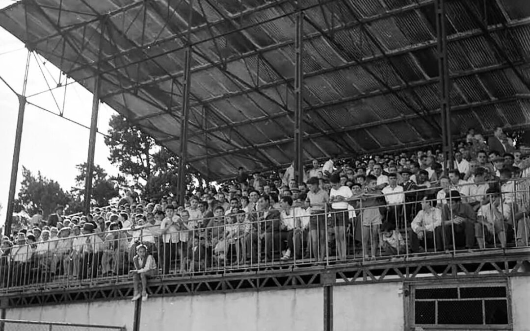 Les tribunes du stade pour La Ciotat-OM