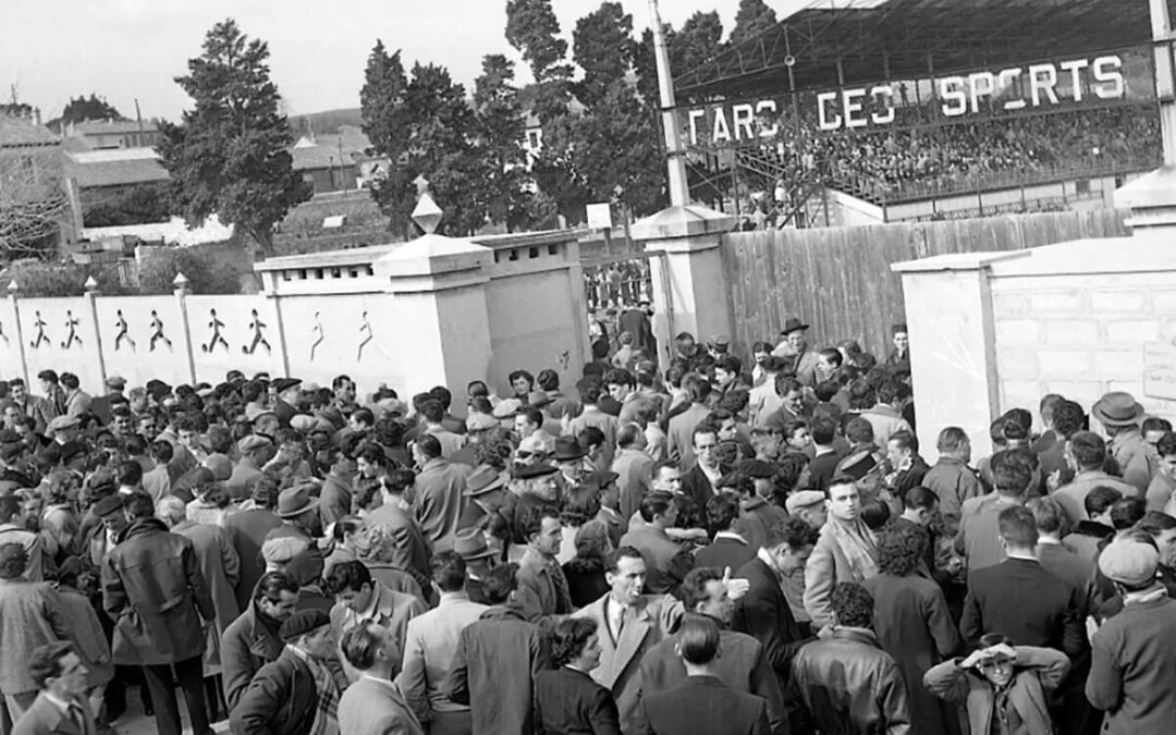 Des supporters amassés à l’entrée du stade Bouissou avant un match