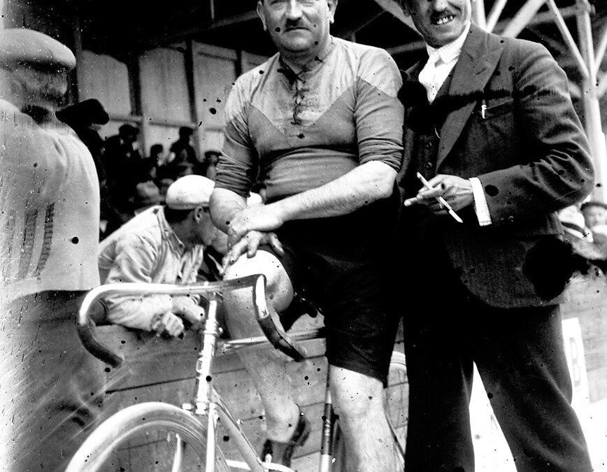 Un cycliste au vélodrome de Cavaillon dans les années 1930
