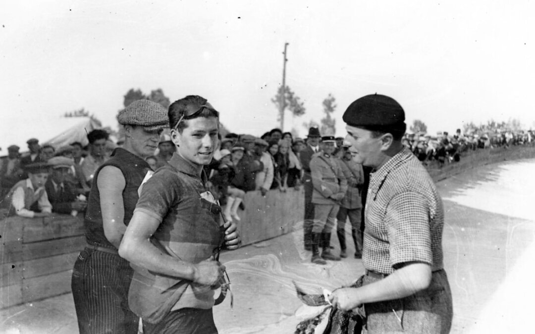 Coureur cycliste au vélodrome de Cavaillon dans les années 1930