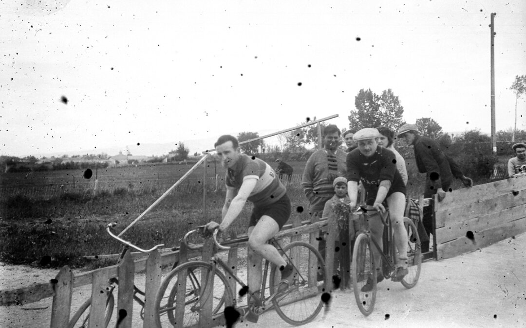 Coureurs cyclistes au vélodrome de Cavaillon dans les années 1930