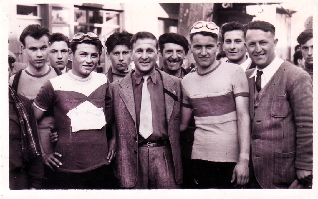 Coureurs et dirigeants de l’Étoile sportive cavaillonnaise après-guerre