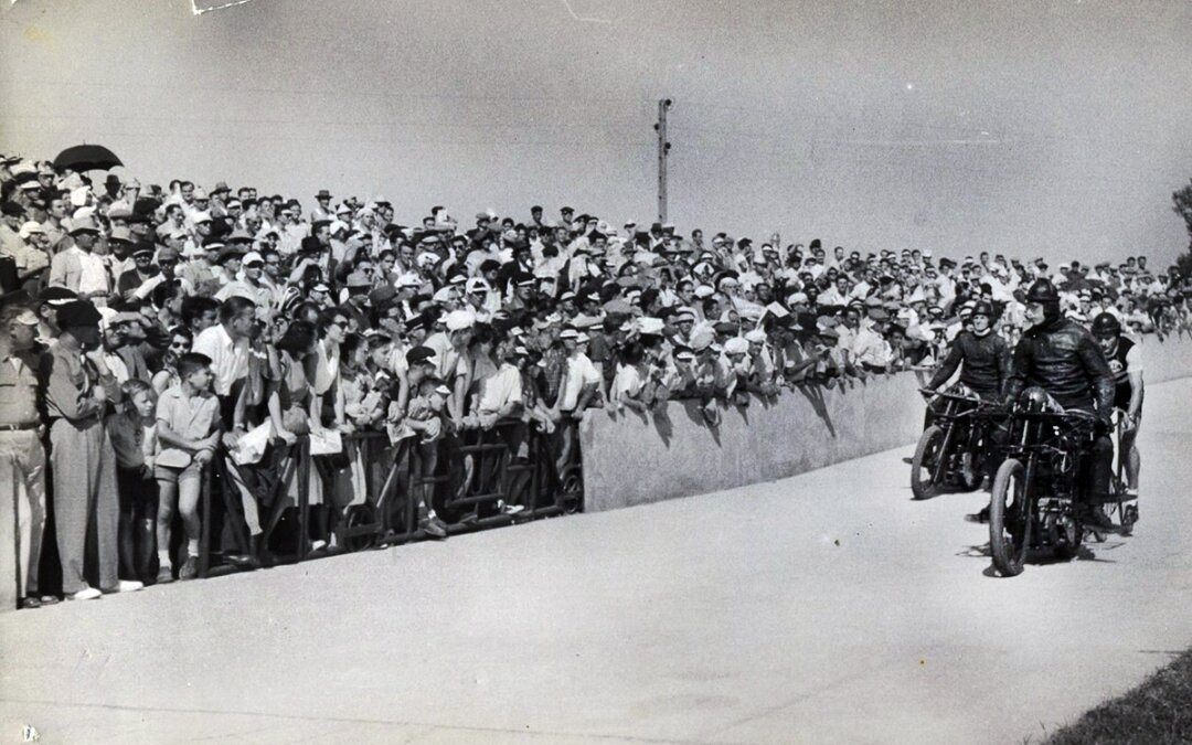 Course derrière derny au vélodrome de Cavaillon (vers 1960)