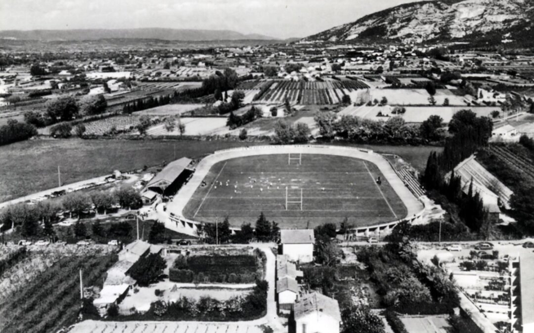 Vue aérienne du stade vélodrome Joseph Lombard de Cavaillon à la fin des années 1950