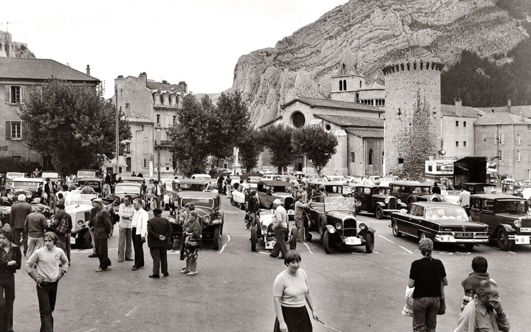 Public et parc automobile du rallye de la route Napoléon sur la place de la mairie à Sisteron