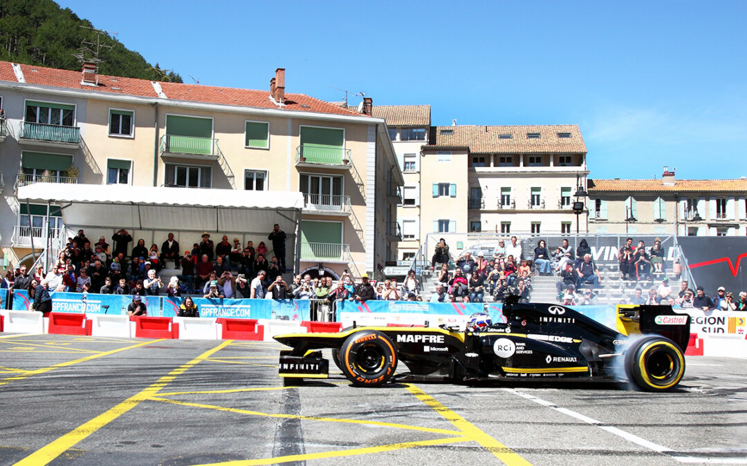 Renault Roadshow sur la place de la mairie à Sisteron
