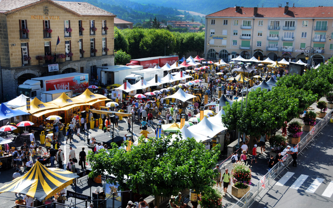 Village départ du Tour de France sur la place de la mairie à Sisteron
