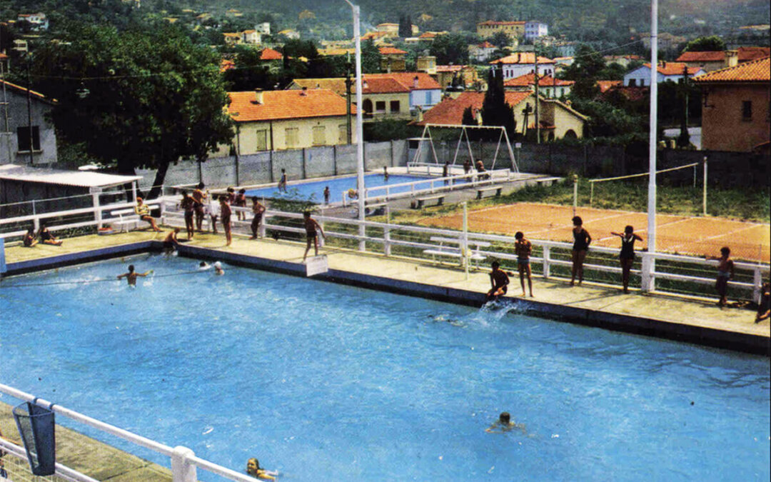 Baigneurs à la piscine municipale de Draguignan