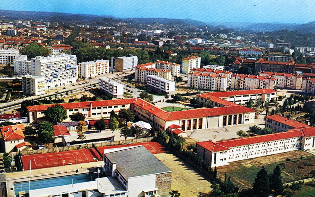 Vue aérienne de Draguignan avec la piscine au premier plan