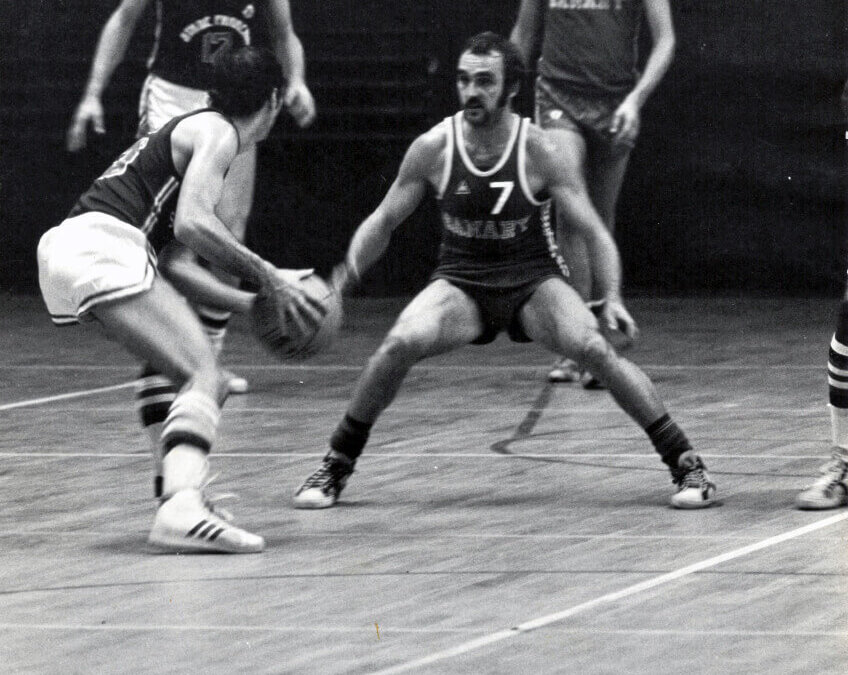 L’équipe du Basket Sanary Olympique en défense lors d’un match à la Cité de la Jeunesse