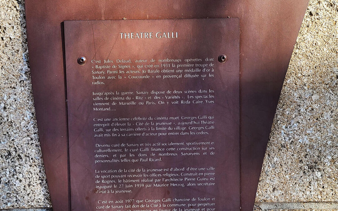 Plaque du parcours historique de la ville de Sanary-sur-Mer apposée sur le théâtre Galli