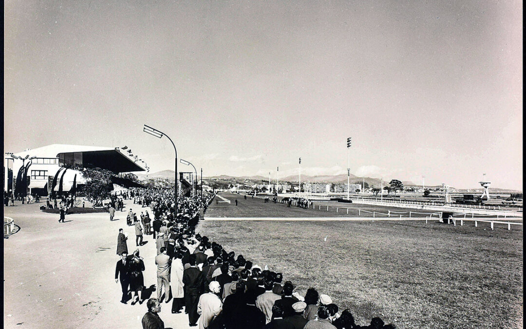 Champ de courses et tribune de l’hippodrome de Cagnes-sur-Mer