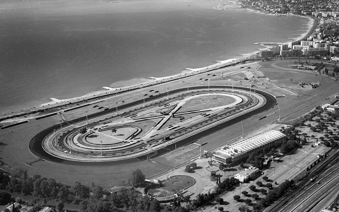Photo aérienne de l’hippodrome de la Côte d’Azur à Cagnes-sur-Mer et son environnement