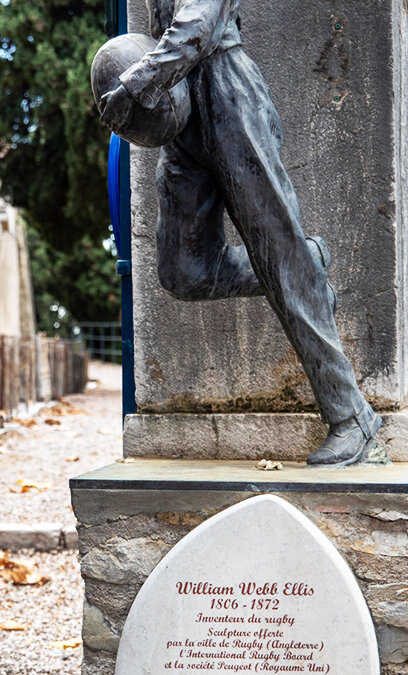 Statue en bronze de William Webb Ellis à l’entrée basse du cimetière de Menton