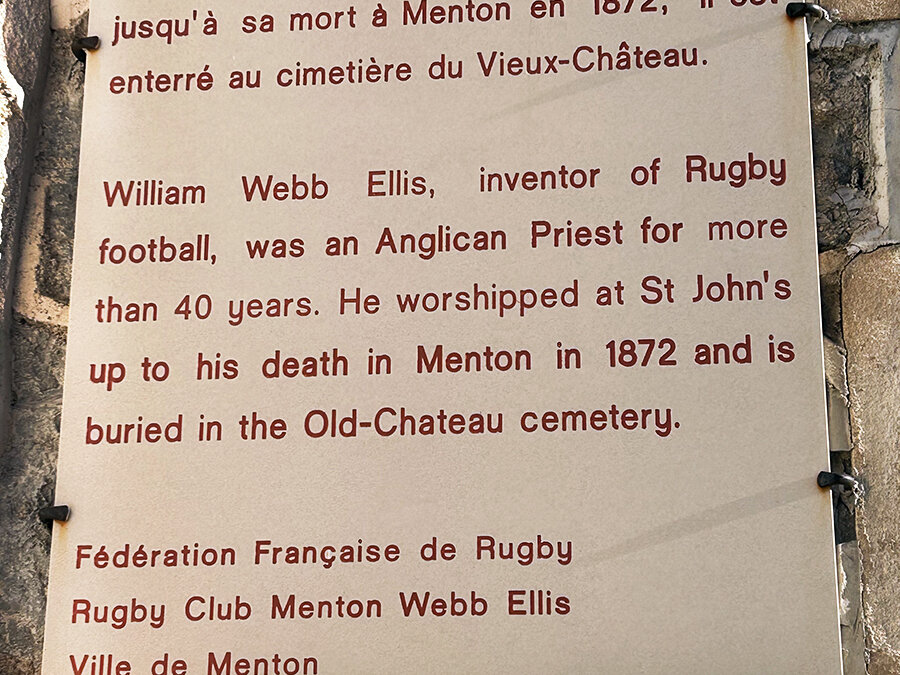Plaque rendant hommage à William Webb Ellis sur l’église anglicane Saint-John à Menton