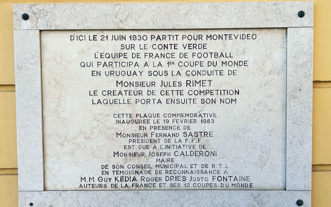 Plaque à Villefranche-sur-Mer commémorant le départ de l’équipe de France pour la Coupe du monde 1930
