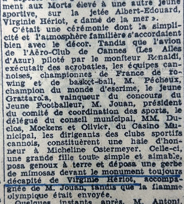 Micheline Ostermeyer dépose une gerbe de mimosas devant le monument Virginie Hériot décapité