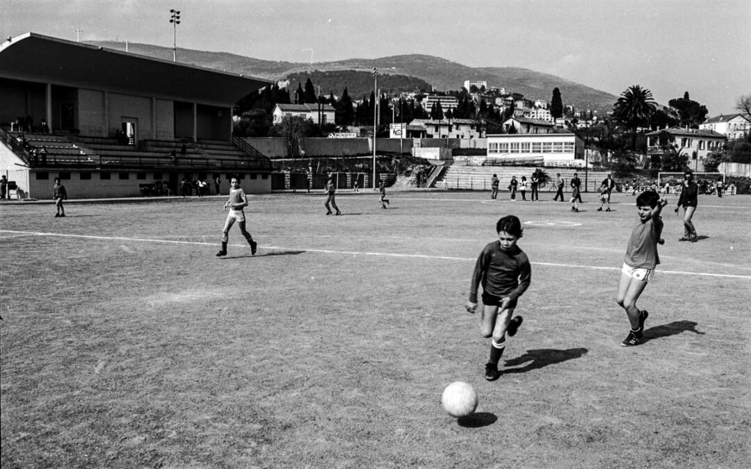 Match de football entre élèves au stade Louis Perdigon à Grasse