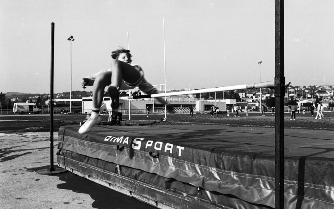 Saut en hauteur dans le cadre scolaire au stade Louis Perdigon à Grasse