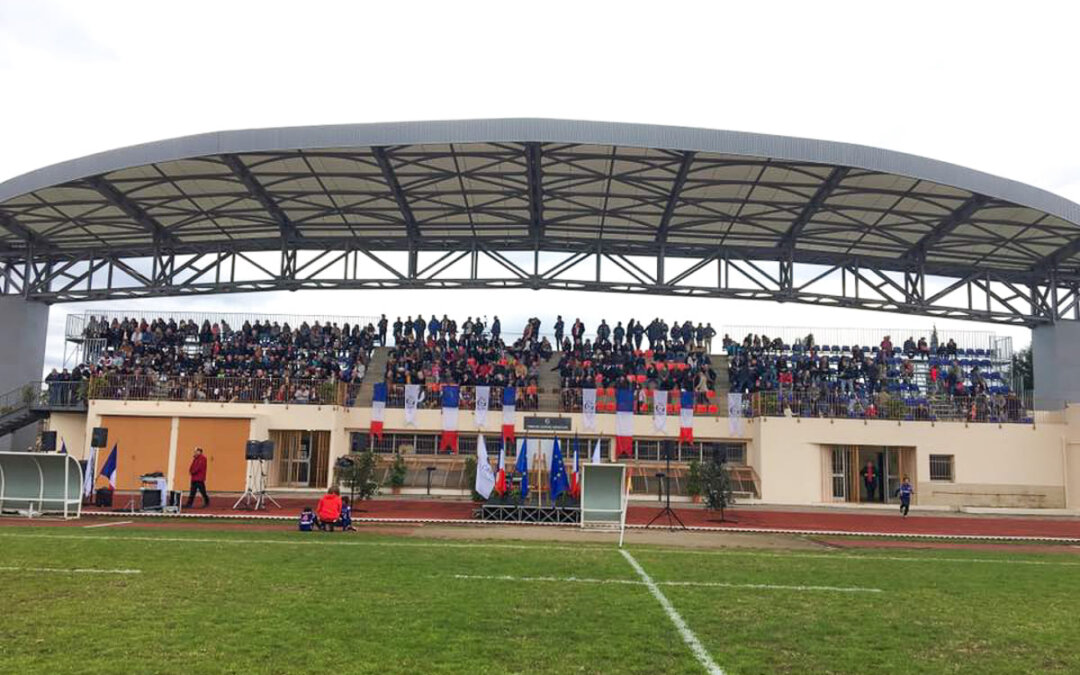 La tribune couverte du stade Louis Perdigon à Grasse lors de son inauguration