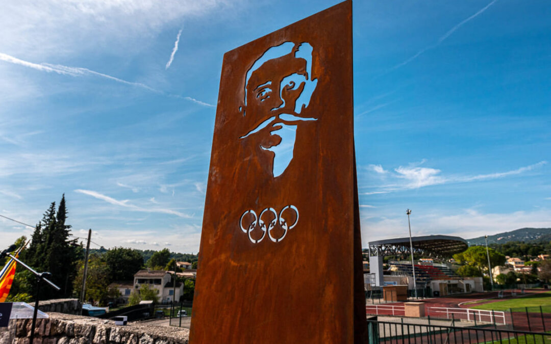Stèle à l’effigie de Pierre de Coubertin devant le stade Louis Perdigon à Grasse