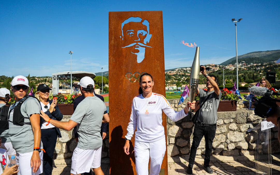 Arrivée de la flamme des Jeux olympiques de Paris 2024 au stade Perdigon à Grasse